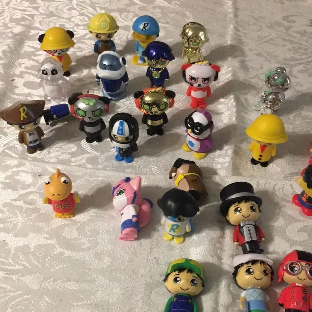Assorted KidsโToy Figurine Lot